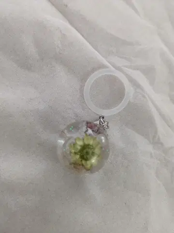 꽃이 들어간 레진 스트랩