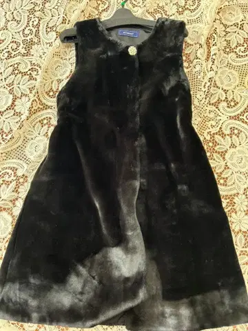 엠즈 그레이시 블랙 컬러 퍼 베스트