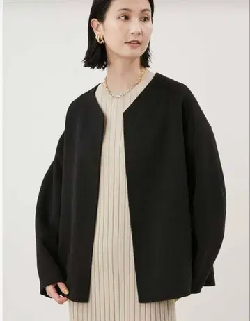 Mila Owen 얕은 V넥 숏 기장 코트