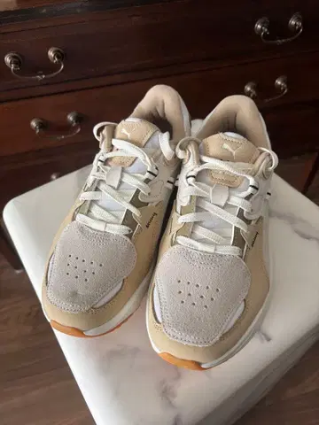 PUMA 새상품 베이지 스웨이드 스니커즈