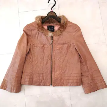 퍼 카라 부착 베이지 가죽 자켓