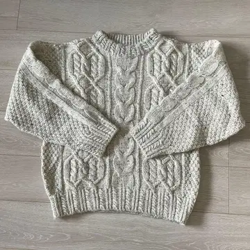 아이보리 케이블 니트 스웨터