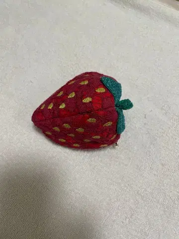 [미사용 새상품] 3D 레이스 딸기 모양 파우치 백참