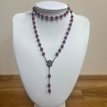 적자색 비즈 스컬 모티브 롱 목걸이