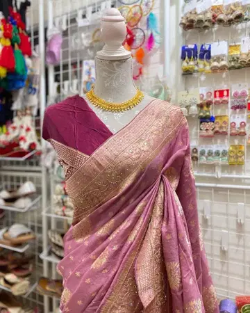 골드 컬러 자수가 놓인 사리