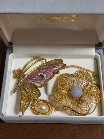 나비와 꽃 디자인 브로치 목걸이 세트 3점 세트 케이스 포함