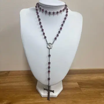 빨간색 비즈의 로사리오풍 목걸이