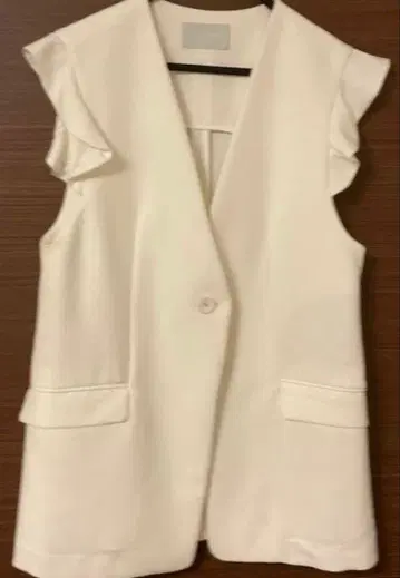 CELFORD 프릴 소매 아이보리 베스트 원사이즈