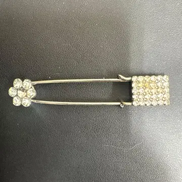 꽃과 스톤 장식 브로치