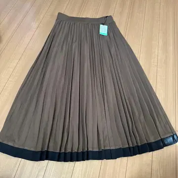 택 포함 새상품 브라운 플리츠 롱 스커트 블랙 밑단