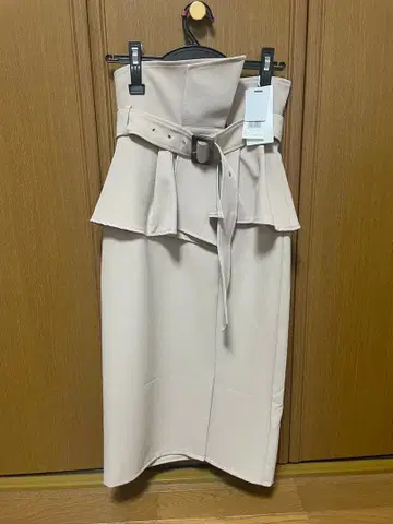 SNIDEL 베이지 페플럼 타이트 스커트 새상품