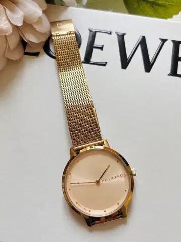TOMMY HILFIGER 골드 메쉬 시계