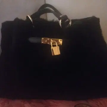 블랙 무스탕 핸드백 골드 금장 장식 정가 8.5만