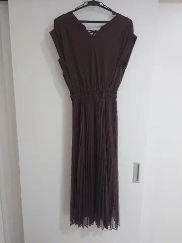 COCO DEAL 슬리브리스 브라운 원피스