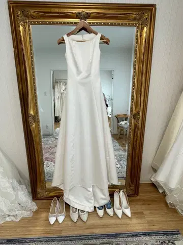 화이트 새틴 웨딩 드레스