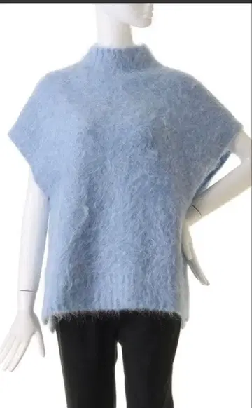 ebure 라이트 블루 하이넥 슬리브리스 스웨터 39,600엔