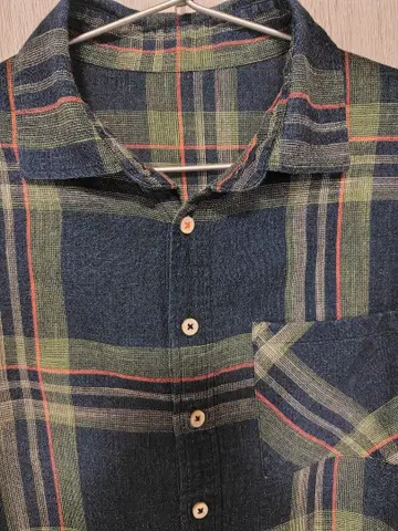 네이비와 그린의 체크 무늬 셔츠