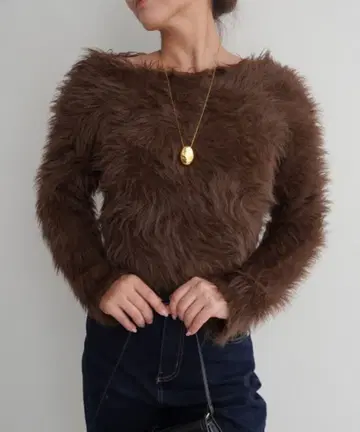 브라운 퍼풍 오프숄더 스웨터