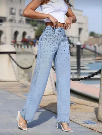 스터드 장식 라이트 워시 데님 팬츠