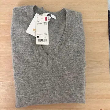 택 포함 새상품 유니클로 캐시미어 V넥 스웨터 그레이 계열 M 사이즈