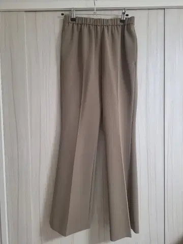 드  에브리데이 아이 라이크. 베이지 팬츠