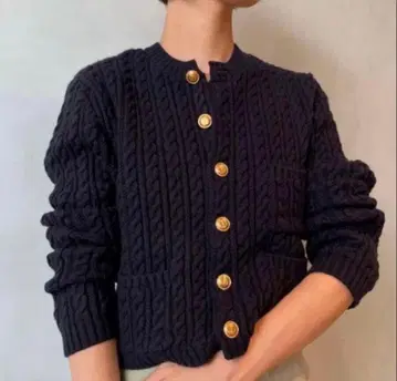 맥피 케이블 짜임 가디건 골드 버튼