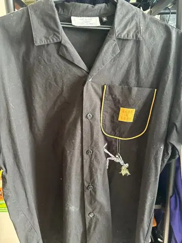 블랙 자수 반팔 셔츠