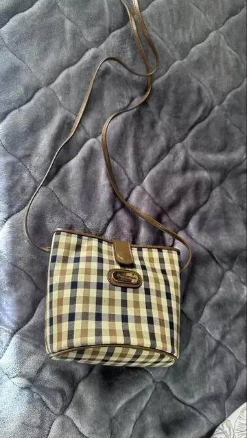 아쿠아스큐텀의 숄더백과 지갑