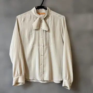 핀 리본 포함 크림색 긴팔 블라우스