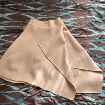 DKNY 불규칙 밑단 스커트