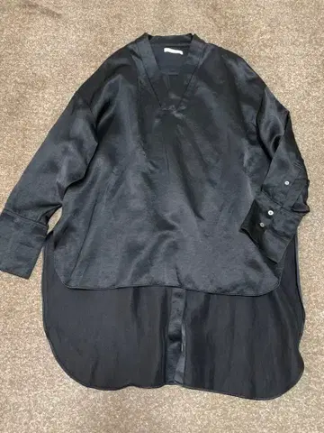 LE PHIL 루필 백 오픈 블라우스 린넨 혼방 새틴 블랙