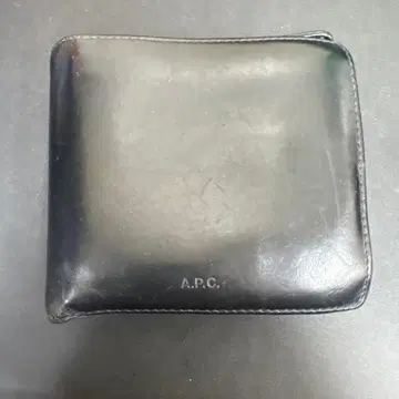 APC 아페쎄 블랙 가죽 이단 접이식 지갑