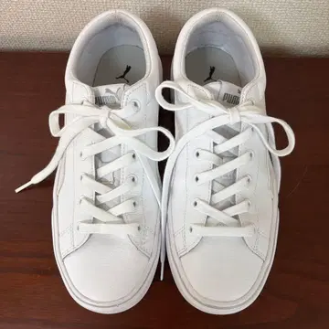 푸마 화이트 스니커즈 25cm