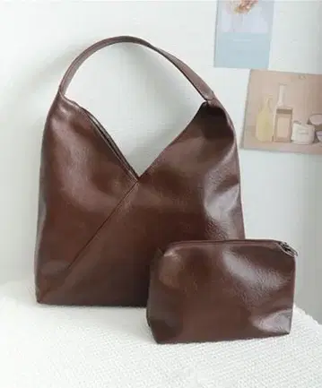브라운 가죽 숄더백과 파우치