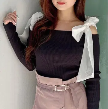 오프숄더 리본 포함 니트탑