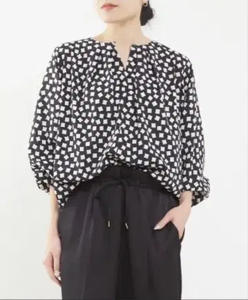 랜덤 스퀘어 프린트 블라우스