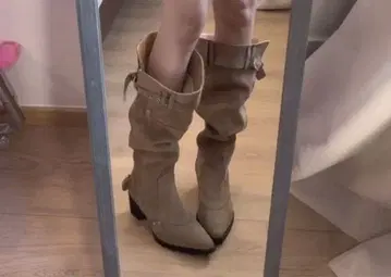 베이지 스웨이드 롱 부츠 버클 포함