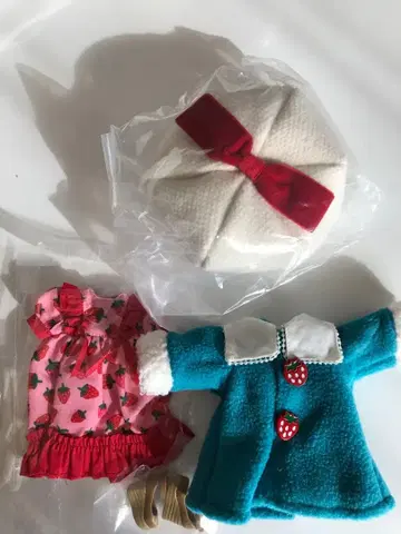 네오 브라이스 헤븐리 스트로베리 디폴트 아웃핏