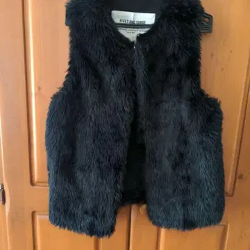 RIVET AND SURGE 퍼 베스트