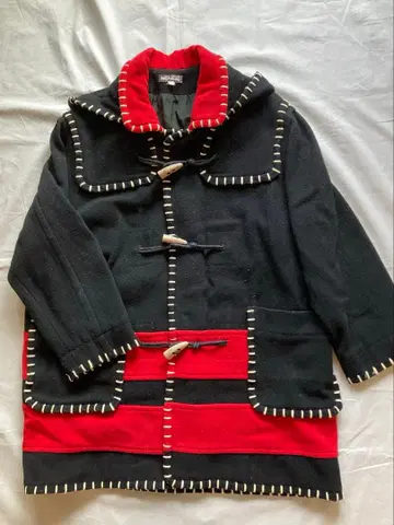 더플 코트 블랙과 빨간색 후드 부착