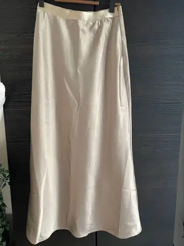 캐널 액세서리 새틴 스커트