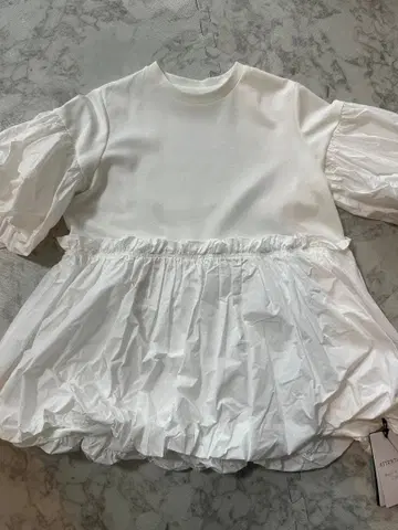 RUIRUE BOUTIQUE 화이트 벌룬 슬리브 상의