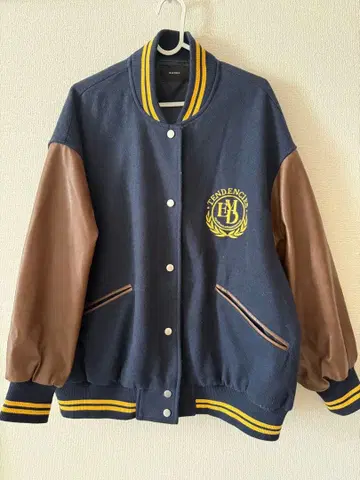 EMODA 자수 바시티 자켓