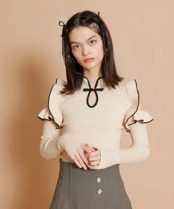 레이디 아젤 차이나넥 어깨 프릴 니트