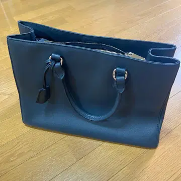 네이비 핸드백 지퍼 포함