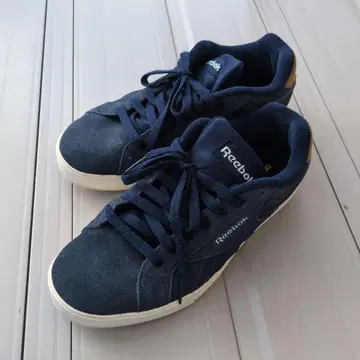 리복 네이비 스웨이드 스니커즈