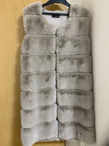 TRUBE 베이지 인조 모피 슬리브리스 롱 베스트