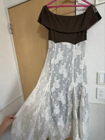 오프숄더 플레어 드레스 브라운/화이트