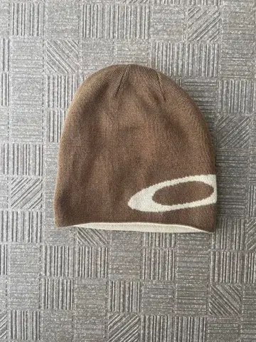 Oakley 브라운 니트 모자