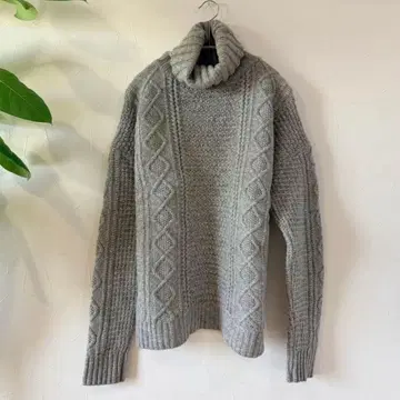 슬로브 이에나 그레이 케이블 짜임 터틀넥 스웨터